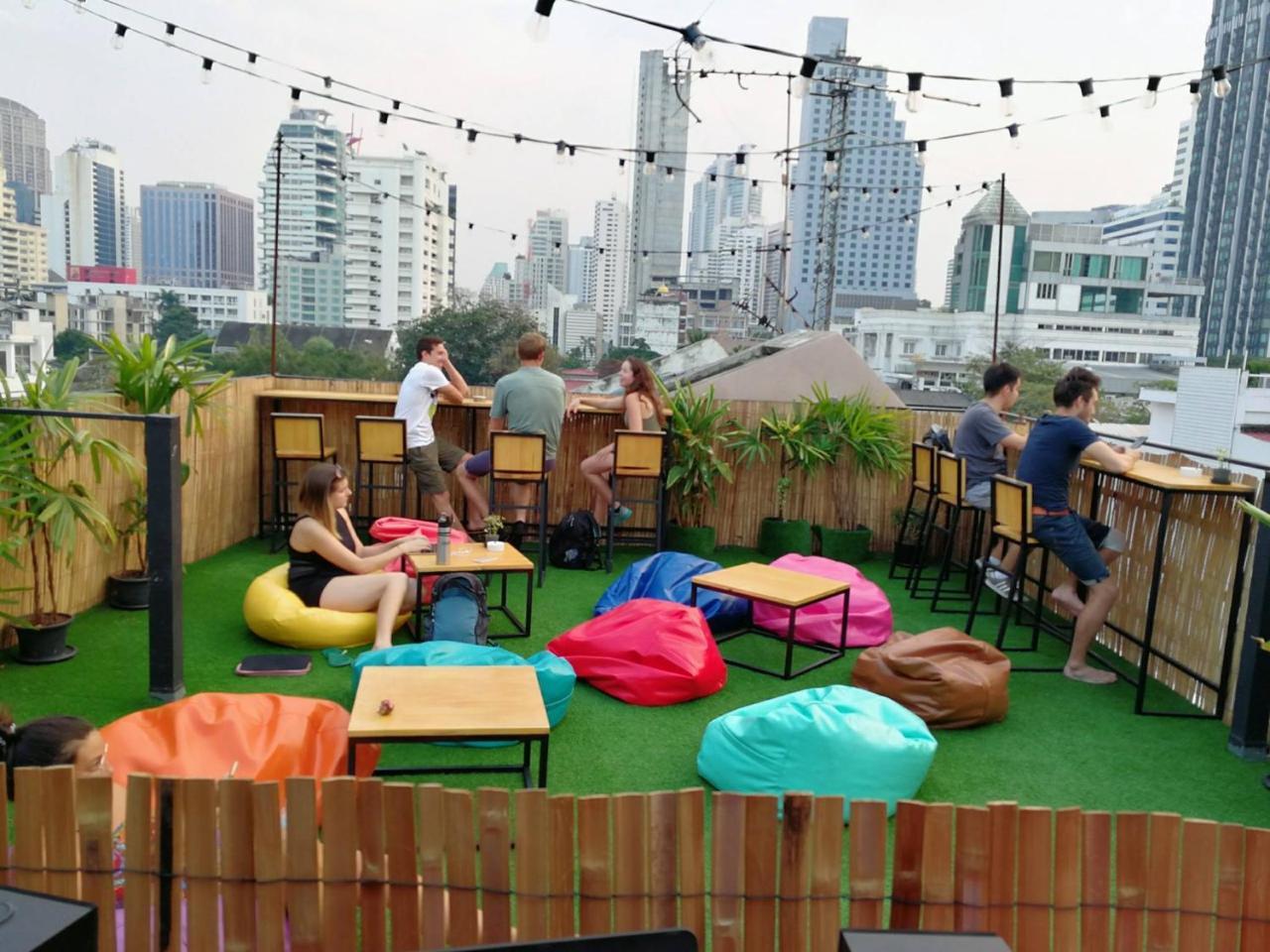Hostel Revolution Asoke Bangkok Exterior foto