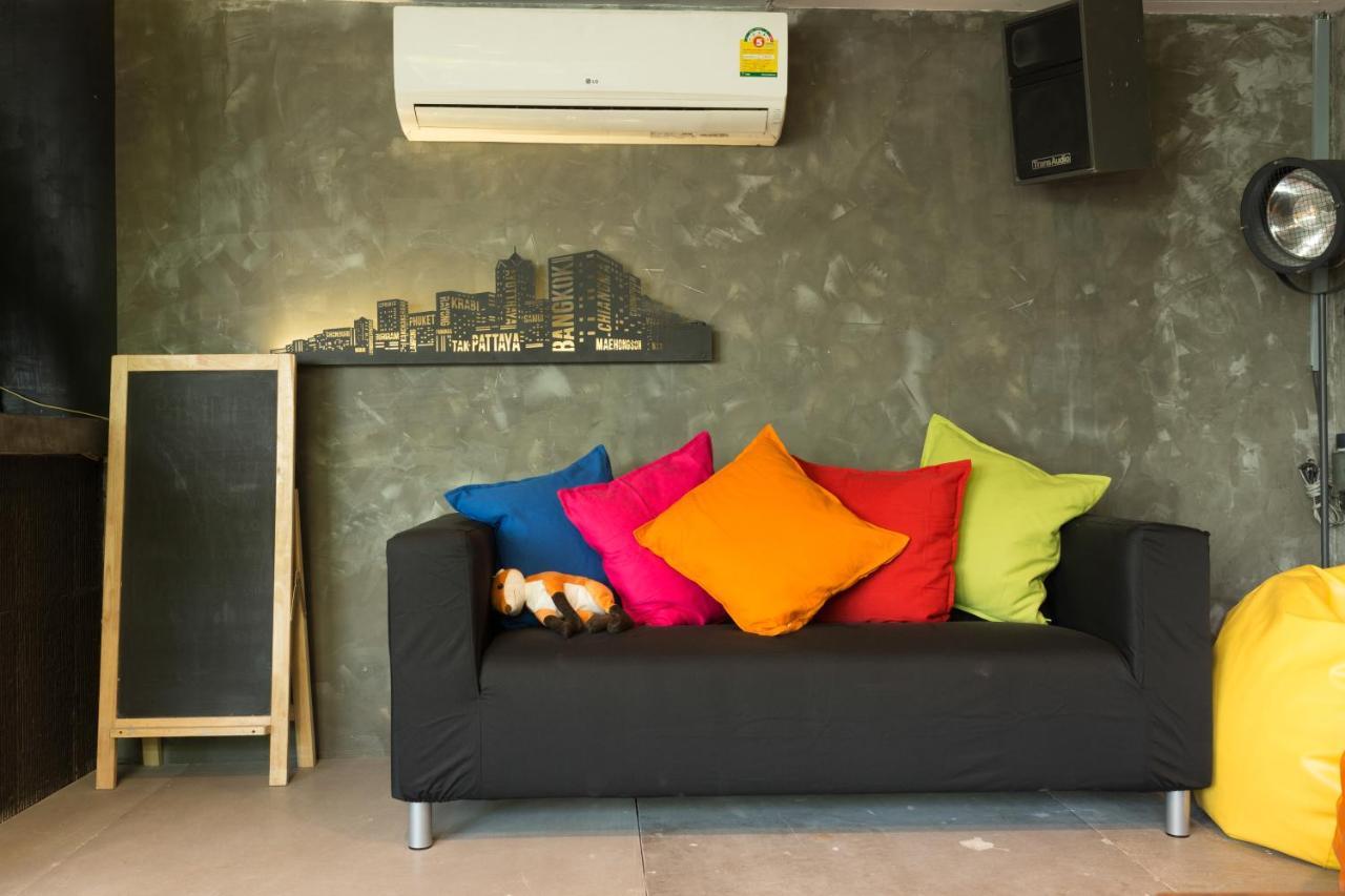 Hostel Revolution Asoke Bangkok Exterior foto